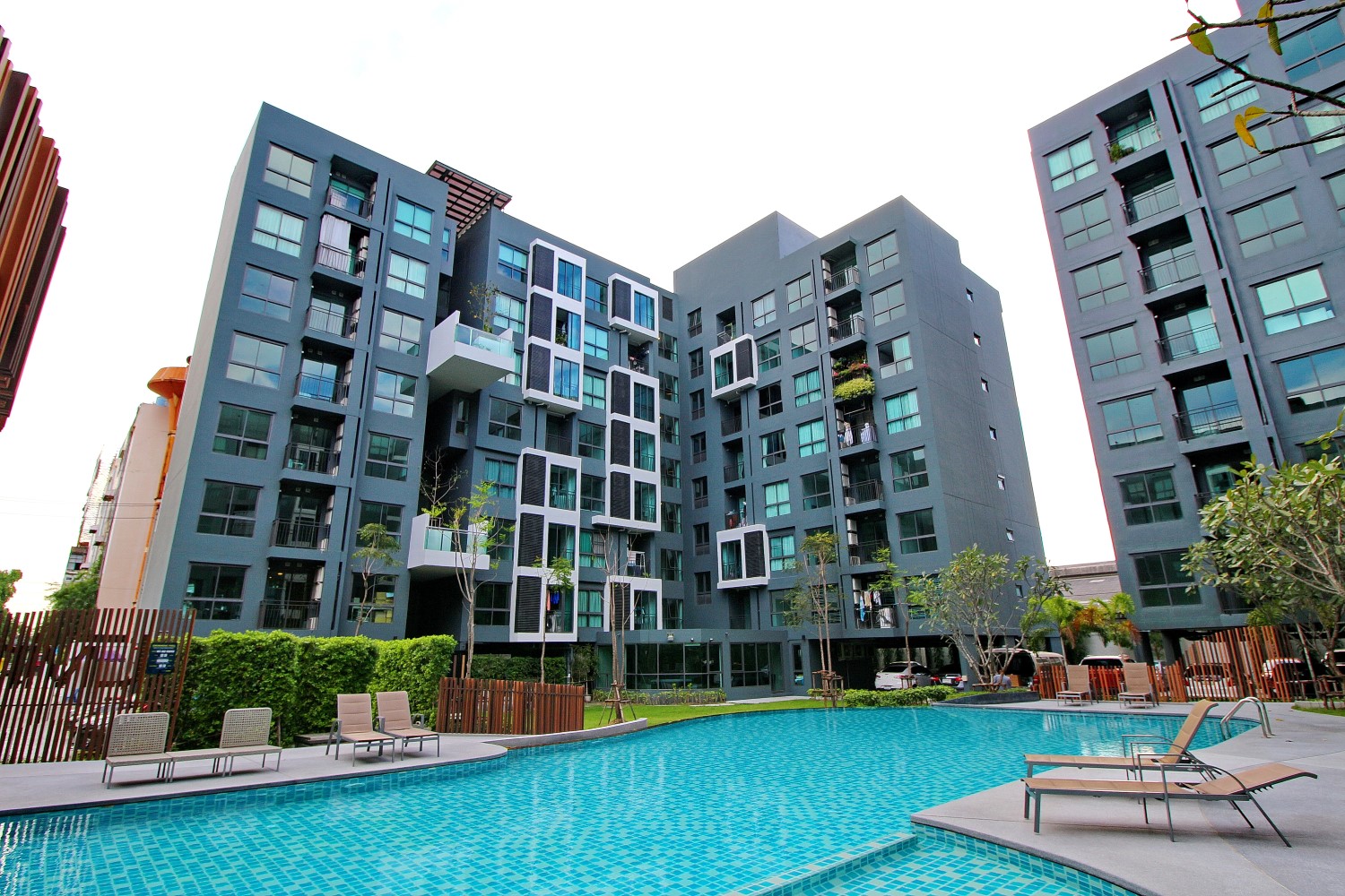 ขายด่วน! Living Nest รามคำแหง 25 ตรม. อยู่เอง สภาพดีมาก ใกล้เดอะมอลล์บางกะปิ และ MRT 2 สาย ต่อรองได้